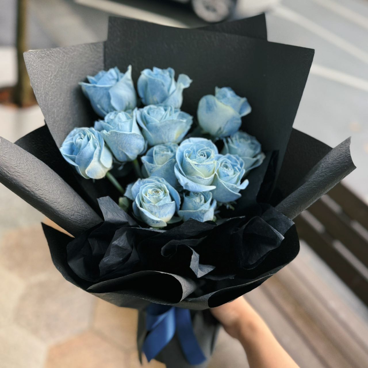 12 Ice Blue Roses (Black Style)