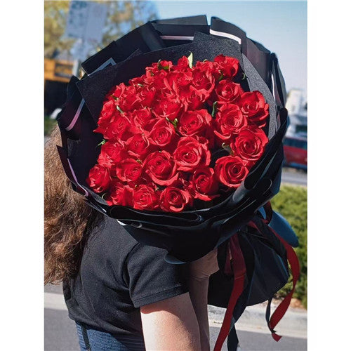 33 Red Roses (Black Style)