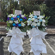 Funeral Flower Stand 1.65m White & Blue | Melbourne Funeral Flowers丨墨尔本葬礼白蓝色系站立式花篮1.65米
