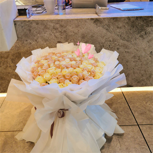 99 White & Pink Roses