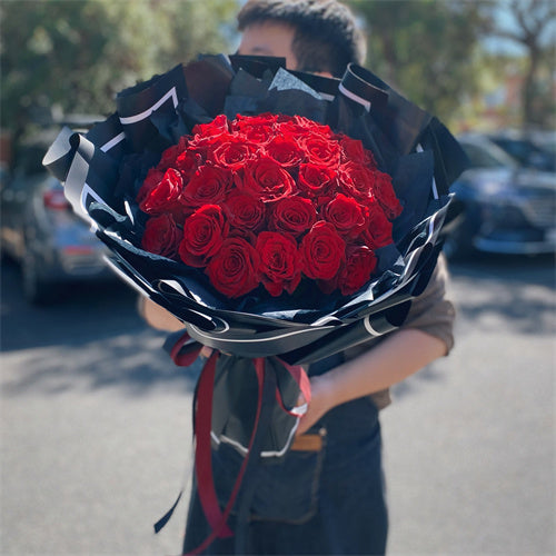 33 Red Roses (Black Style)