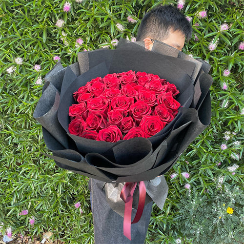 33 Red Roses (Black Style)